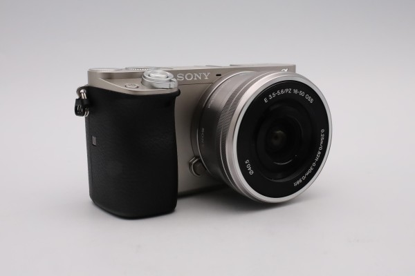 Sony Alpha 6000 Kit 16-50 mm silber, spiegellose Systemkamera, 24,7 MP, WLAN